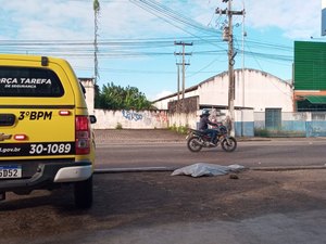 [Vídeo] Corpo de jovem é encontrado com ferimentos na cabeça; crime ocorreu no bairro Brasília, em Arapiraca