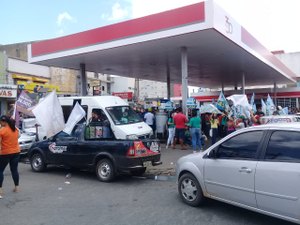 Caminhada de Biu bloqueia ruas e gera revolta em motoristas de Arapiraca