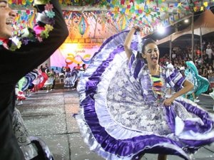 Dez grupos se classificam à semifinal do Festival do Coco de Roda