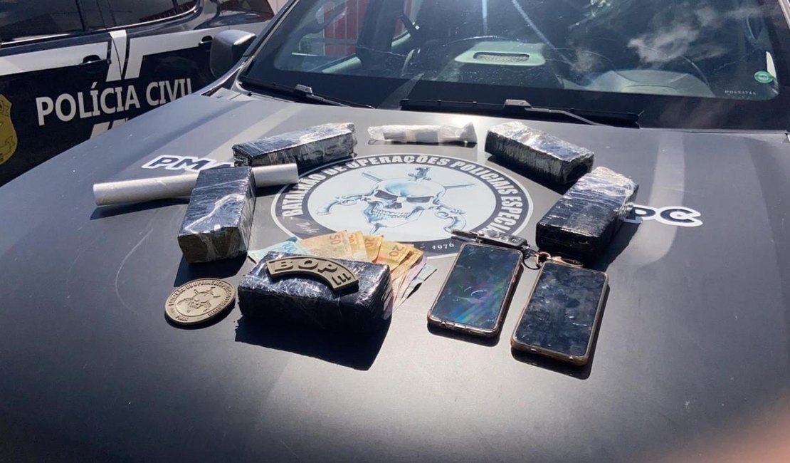 PM prende suspeito em Penedo que transportava drogas em veículo