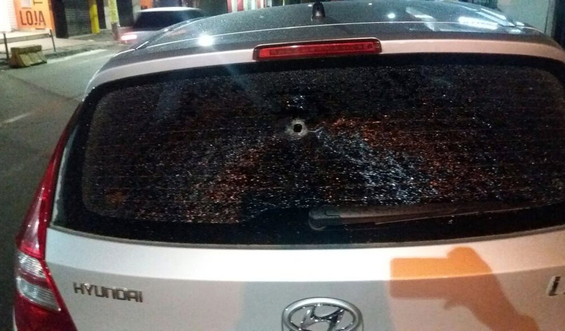 Carro com três jogadores do Vitória é atingido por tiro após clássico no Barradão