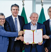 Ao lado do presidente Lula, Rafael Brito participa da sanção do ‘SUS da Educação’