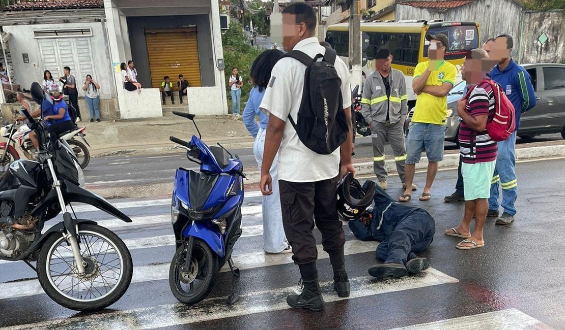 [Vídeo] Homem sofre queda de moto e é socorrido no Guaxuma