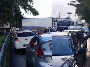 Carreta atola e causa congestionamento na Av. Durval de Góes Monteiro