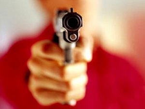 Policial é vítima de assalto e tem veículo e arma roubados na Região Metropolitana