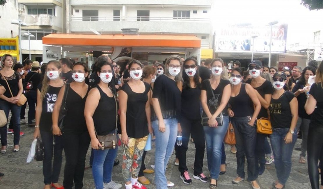 Com salários atrasados, servidores fazem protesto vestidos de preto