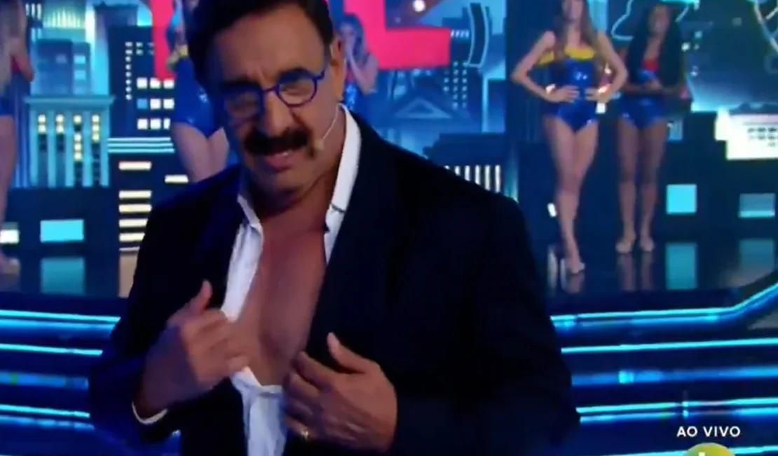 Ratinho causa polêmica ao mostrar o mamilo ao vivo