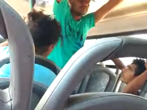 [Vídeo] Motorista de ônibus escolar dá carona a homem que comete assedio contra estudante