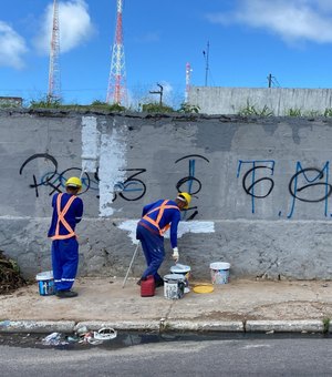 Vândalos picham muro em área recém revitalizada no bairro do Jacintinho