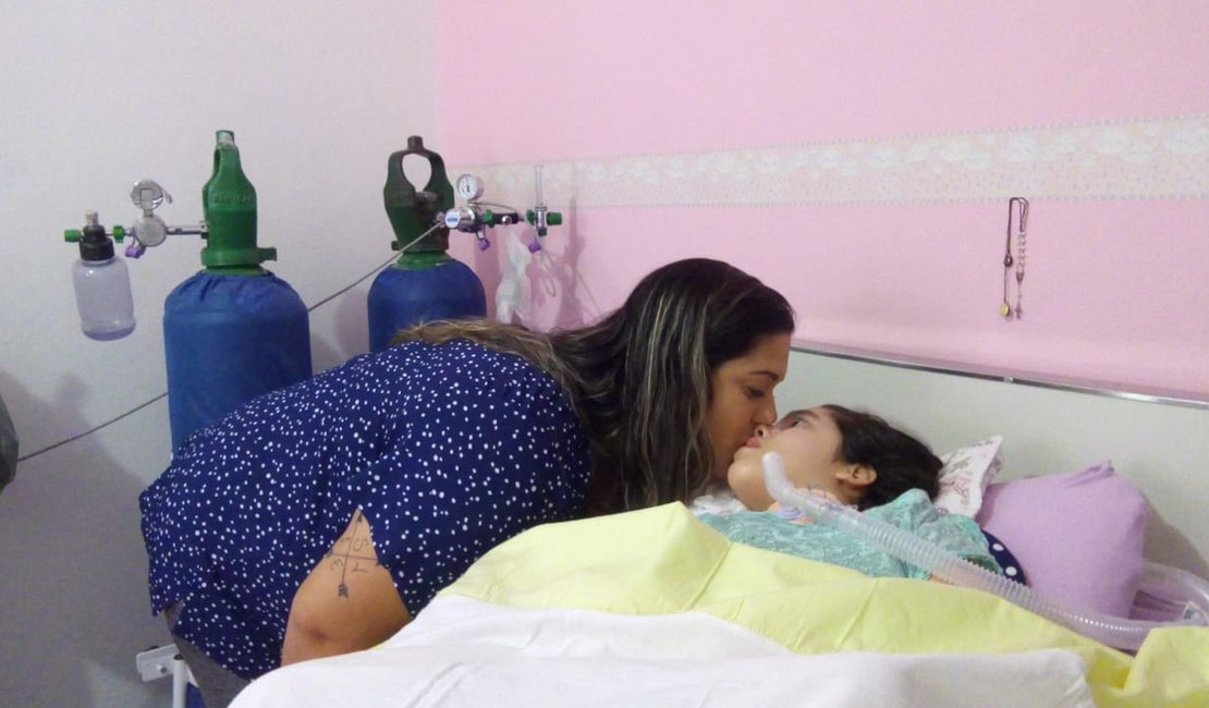 Menina com paralisia tem a vida ligada a tomadas e mãe vive angústia; 'Se faltar luz, minha filha morre'