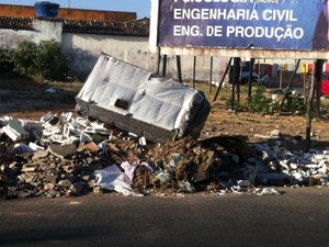 Lixo é amontado em calçada de terredo baldio mesmo com placa de proibição, em Arapiraca