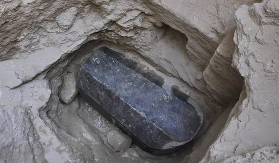 Sarcófago de granito negro encontrado no Egito cria frenesi em redes