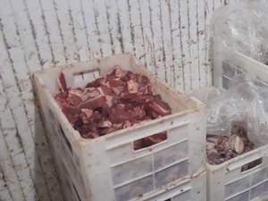 Vigilância Sanitária apreende 400kg de carne estragada em supermercado no Jacintinho