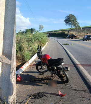 Homem morre após acidente entre carro e moto na BR-104, em Messias