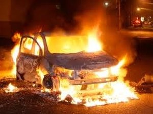 Carro abandonado pega fogo, mas dono não é localizado