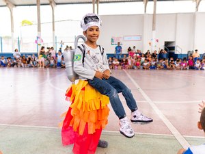 Escola municipal de Maceió abre Semana da Criança com desfile de moda sustentável