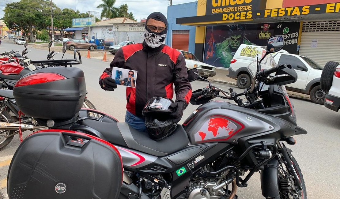 Psicólogo viaja 3 mil km de moto em homenagem a amigo que morreu em Noronha