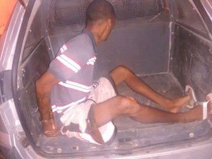 Jovem é preso com pedras de crack na Praça Padre Cícero