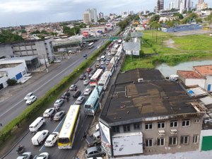 Com salários atrasados, motoristas de transporte escolar protestam no Cepa