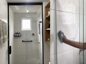 Truque inusitado para limpar box de banheiro com sacola viraliza e choca web