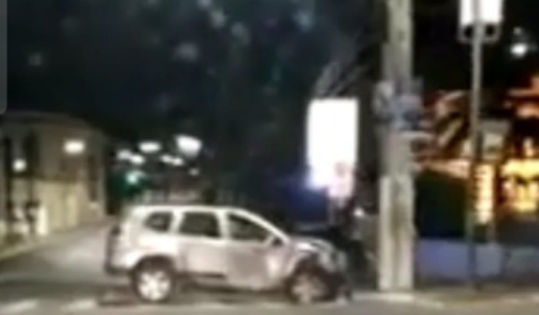 Carros de passeio colidem em cruzamento no Centro de Maceió