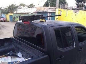 Milícia faz rondas com metralhadora .30 e já cobra taxa a moradores de favelas invadidas
