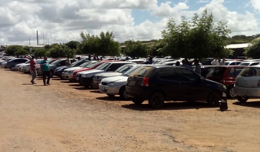 Homem compra carro em feira de Arapiraca, é detido e descobre queixa de roubo