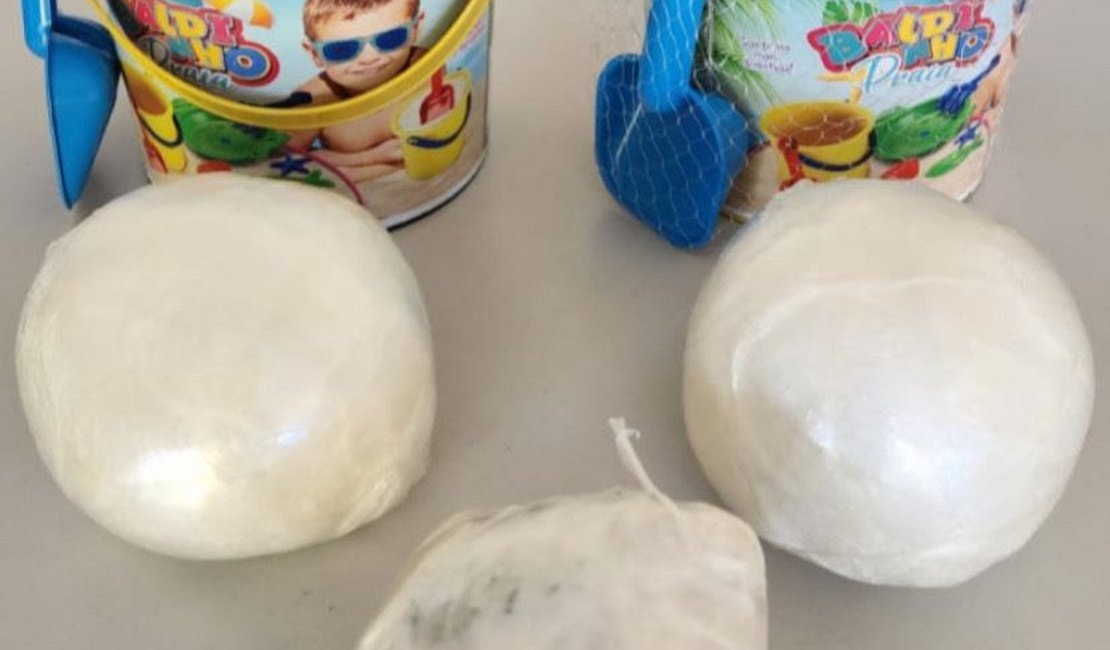 Pelopes apreende drogas escondidas em baldes infantis em uma casa no Manoel Teles