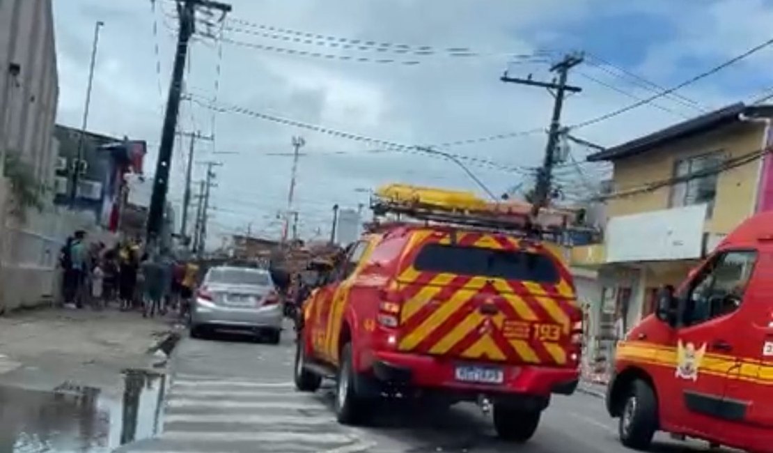 Incêndio atinge estabelecimento comercial no bairro do Jacintinho, em Maceió