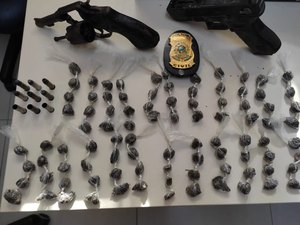 Homem é preso por tráfico de drogas, posse ilegal e corrupção de menor