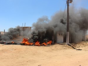 Catadores fecham trecho da AL-115 em protesto após interdição do lixão