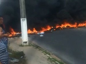 [Vídeo] Moradores interditam Ladeira do Óleo com pneus queimados  