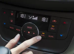 Botão 'secreto' reduz consumo do carro no calor, mas poucos sabem usá-lo