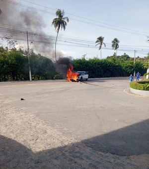 Carro pega fogo após colisão com motocicleta em Paripueira