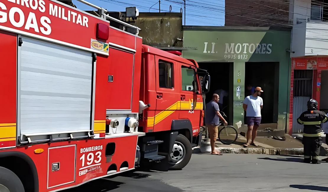 Homens são prensados contra parede por carro desgovernado no Jacintinho