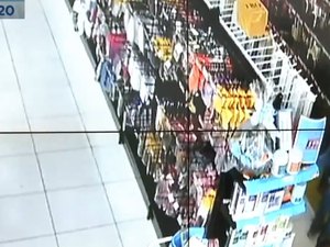 [Vídeo] Câmeras flagram casal furtando escovas de cabelo no Centro de Maceió