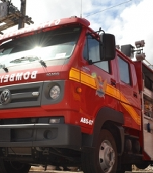 Homem sofre choque elétrico e é resgatado em cima do telhado de residência