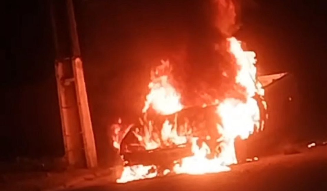 Carro pega fogo ao lado do Ceasa, na Forene, em Maceió