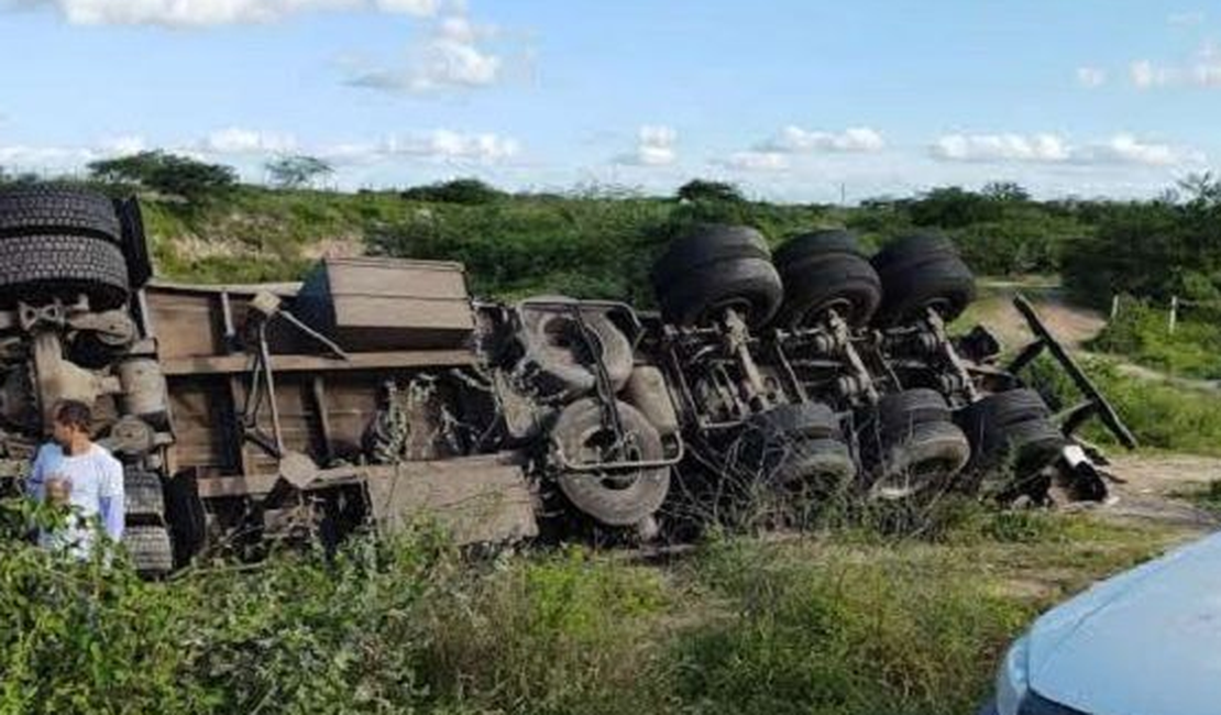 Carreta com carga de farinha de trigo tomba em rodovia federal no Sertão de AL