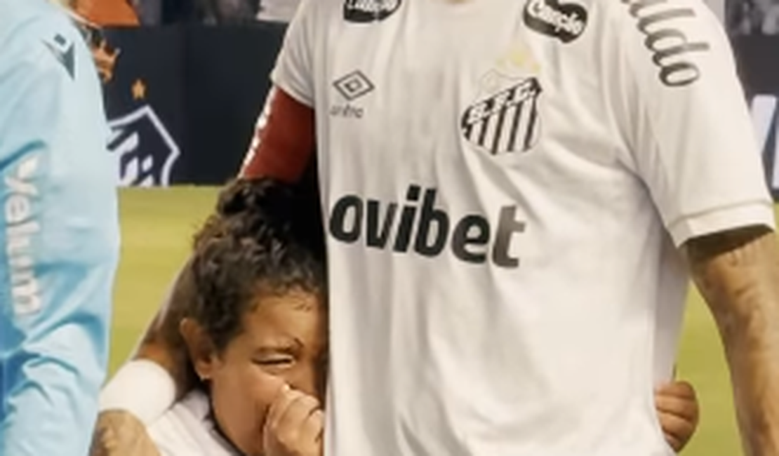 Menina se emociona ao entrar em campo e abraçar Neymar em jogo