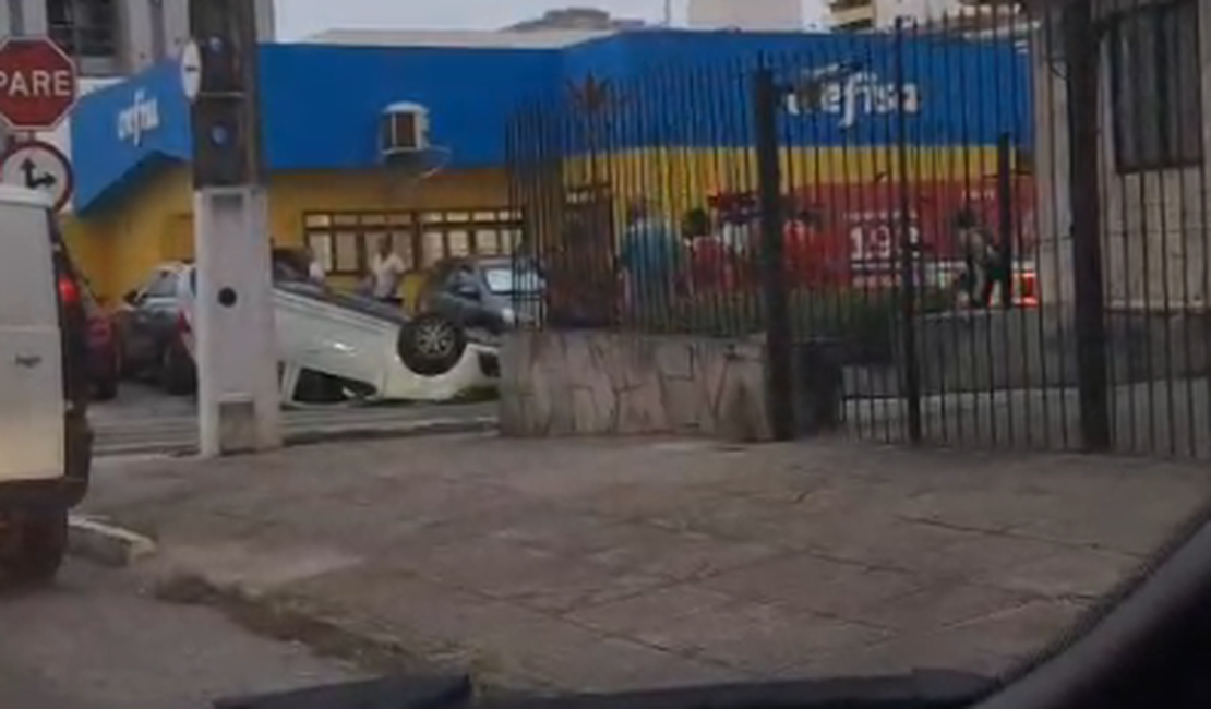 Carro capota em cruzamento próximo à antiga Avenida Jatiúca, em Maceió