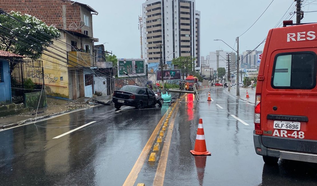 Motorista que derrubou poste na Leste-Oeste é socorrido com ferimentos no rosto e dor no tórax