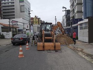 Casal interdita Av. Engenheiro Mário de Gusmão para retirar vazamento nesta terça (20)