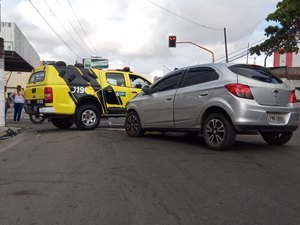 [Vídeo] Condutor perde controle de veículo e colide contra poste, em Arapiraca