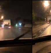 Imagens flagram caminhoneiro invadindo ciclofaixa na BR-104, em Maceió