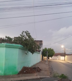 Fios de alta tensão caem em via pública após fortes chuvas em Arapiraca