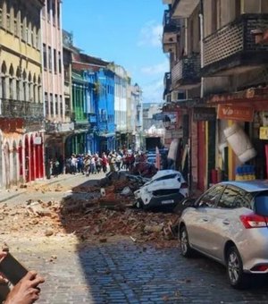 Prédio desaba parcialmente no Pelourinho e atinge veículos