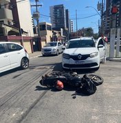 Colisão entre carro e moto deixa motociclista ferido no bairro da Jatiúca, em Maceió