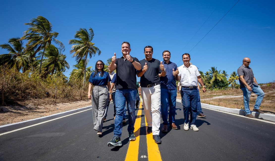 Governo inaugura rodovia que liga o centro de Feliz Deserto à indústria de beneficiamento de coco