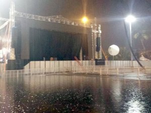 Fortes chuvas alagam arraial de Maceió e quarta noite de festa é cancelado
